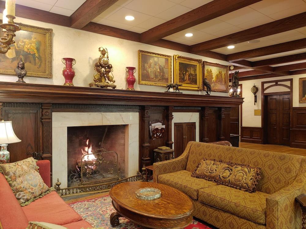 Inn The Cheshire Richmond Heights